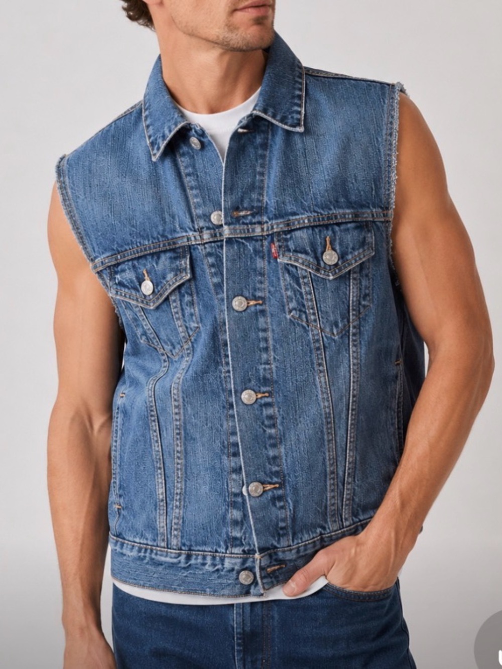 Levi’s Men's Relaxed Trucker Jacket Distressed Raw Torn Away Sleeve Size Small - Picture 1 of 15